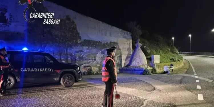 A spasso in auto con cocaina, un fucile, munizioni e coltello