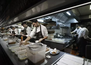 Confcommercio, allarme bollette, per negozi e ristoranti 2.000 euro al mese