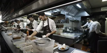 Confcommercio, allarme bollette, per negozi e ristoranti 2.000 euro al mese