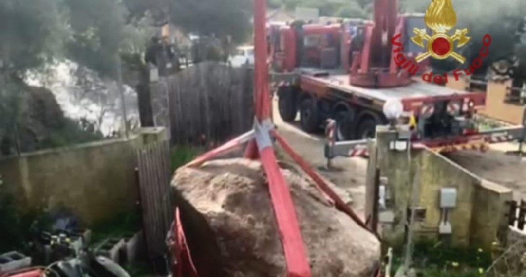 Paura a Quartu, cade un grosso masso: intervento dei Vigili del Fuoco