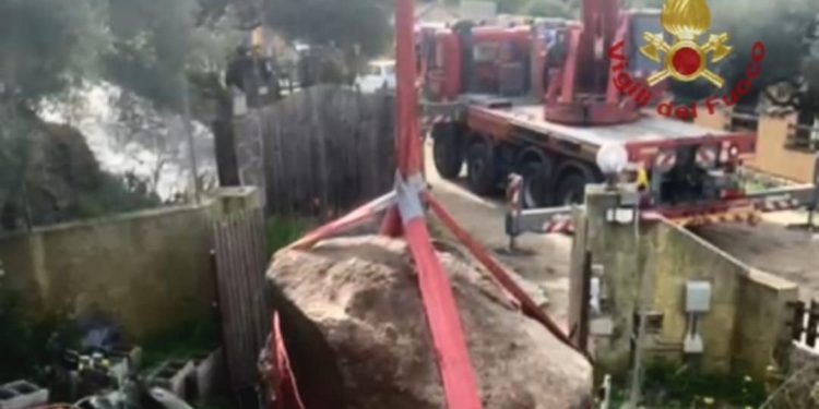 Paura a Quartu, cade un grosso masso: intervento dei Vigili del Fuoco