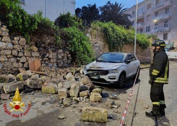 Sassari, crolla muro e colpisce due auto distruggendole