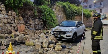 Sassari, crolla muro e colpisce due auto distruggendole