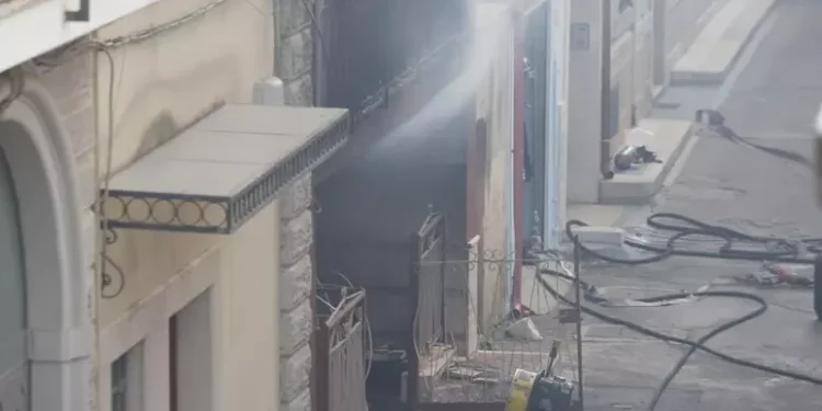 Esplode un edificio nel Barese, individuati i corpi dei due anziani morti sotto  le macerie