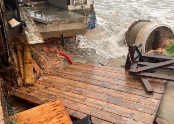 Poetto, la mareggiata distrugge la storica rotonda dello stabilimento D’Aquila