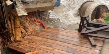 Poetto, la mareggiata distrugge la storica rotonda dello stabilimento D’Aquila