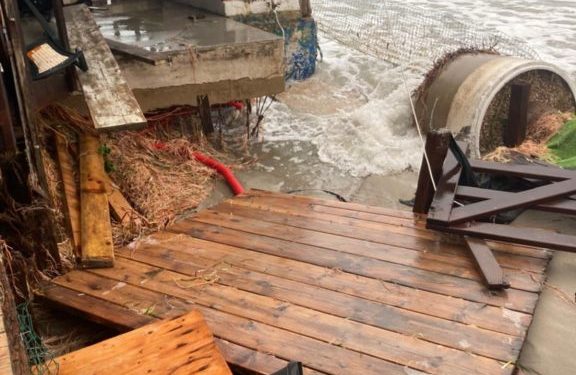 Poetto, la mareggiata distrugge la storica rotonda dello stabilimento D’Aquila