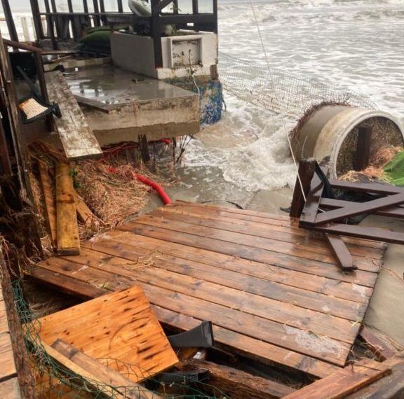Poetto, la mareggiata distrugge la storica rotonda dello stabilimento D’Aquila