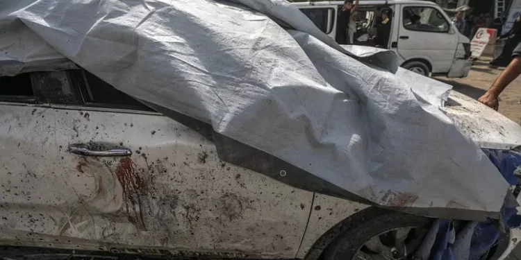 Media Gaza, ‘colpita auto da raid Israele, 5 vittime tra cui tre reporter’