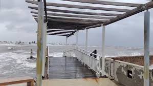 Cagliari, violentissima mareggiate al Poetto: distrutto il pontile di Marina Piccola