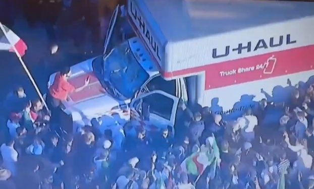 Negli Usa l’opposizione iraniana si massacra di botte