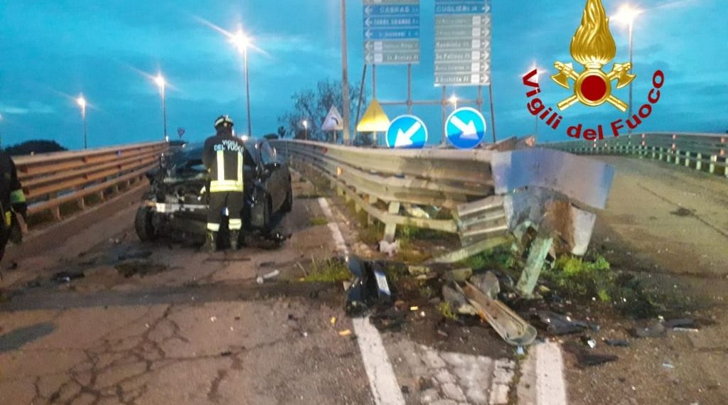 Oristano, esce di strada e finisce sul guarda rail: donna ferita