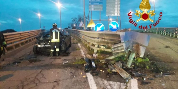 Oristano, esce di strada e finisce sul guard rail: donna ferita