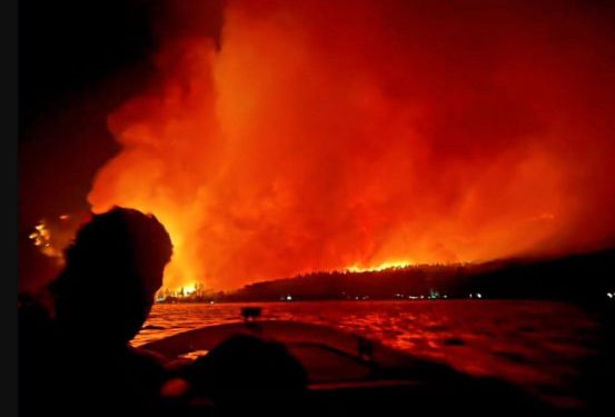 La Patagonia brucia, evacuati 3.000 turisti da un resort sul lago Epuyén