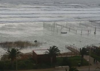 Violenta mareggiata al Poetto, il mare si mangia tutto