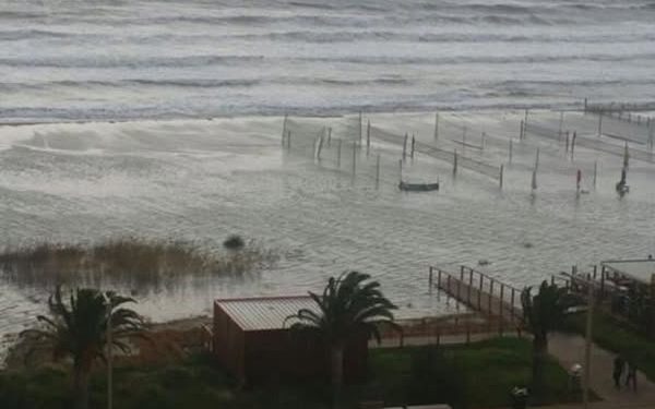 Violenta mareggiata al Poetto, il mare si mangia tutto