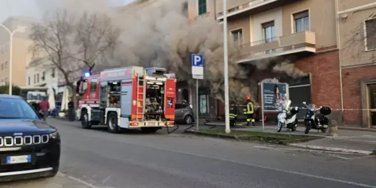 Incendio in un negozio di addobbi natalizi a Sassari
