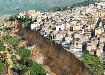 A Niscemi “l’intera collina sta scendendo giù”: 4 chilometri di frana e 1.500 sfollati, i contributi previsti