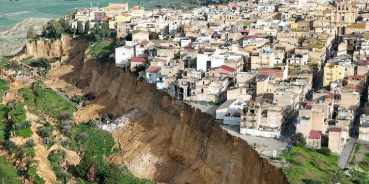 A Niscemi “l’intera collina sta scendendo giù”: 4 chilometri di frana e 1.500 sfollati, i contributi previsti