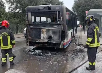 Paura a Sassari, a fuoco un bus dell’Atp