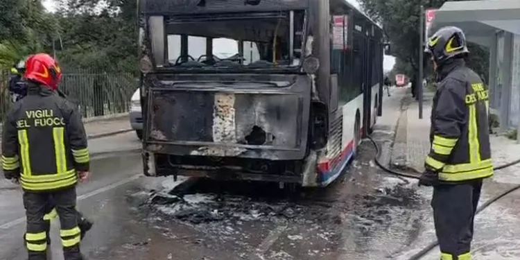 Paura a Sassari, a fuoco un bus dell’Atp