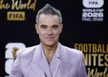 Robbie Williams fa il boom, supera i Beatles per numero di album al primo posto
