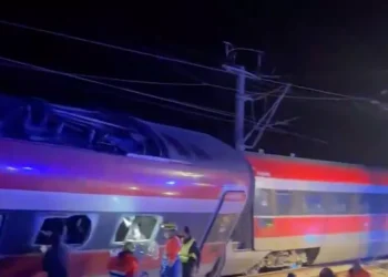 Due treni alta velocità deragliano in Spagna, almeno 39 morti e decine di feriti