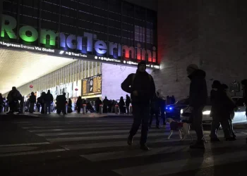 Controlli alla Stazione Termini, sequestrati 6 milioni di articoli contraffatti