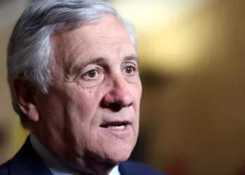 Farnesina, ‘italiani che possono farlo lascino l’Iran’