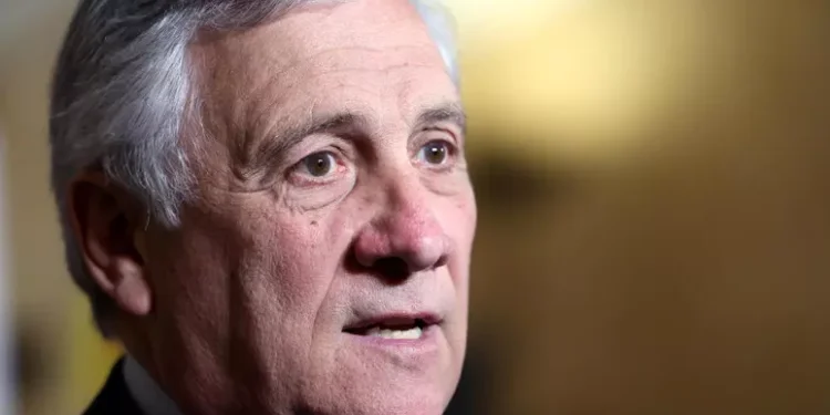 Farnesina, ‘italiani che possono farlo lascino l’Iran’