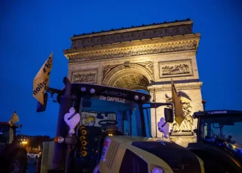 La protesta contro il Mercosur invade Parigi, trattori alla Tour Eiffel