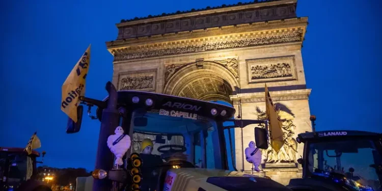 La protesta contro il Mercosur invade Parigi, trattori alla Tour Eiffel