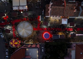 Caorle, il Natale dei record: il Grinch conquista la città, la sera dell’Epifania lo spettacolo dei fuochi artificiali sul mare