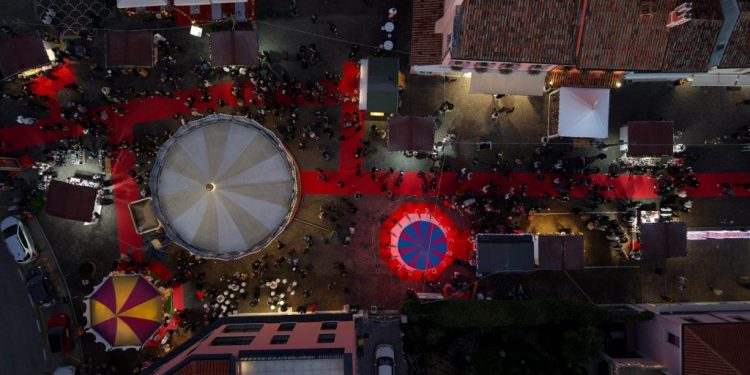 Caorle, il Natale dei record: il Grinch conquista la città, la sera dell’Epifania lo spettacolo dei fuochi artificiali sul mare