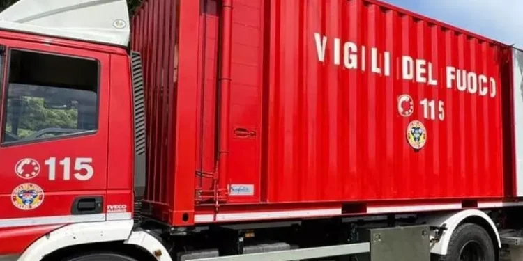 Edificio crolla dopo un’esplosione, si cercano persone sotto le macerie