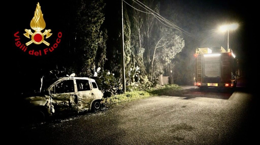 Paura nella notte ad Assemini: auto in fiamme