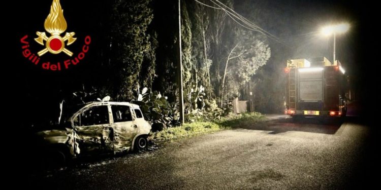 Paura nella notte ad Assemini: auto in fiamme