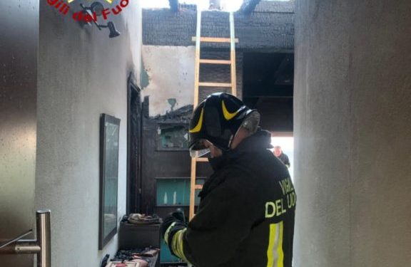 Paura a Cala Gonone: abitazione devastata dalle fiamme