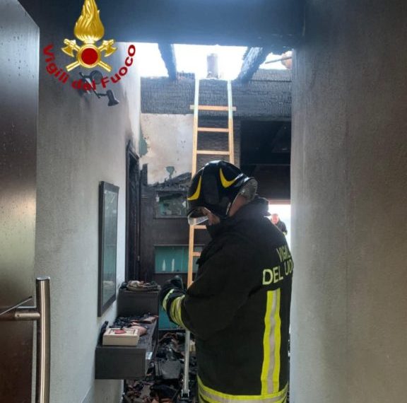 Paura a Cala Gonone: abitazione devastata dalle fiamme