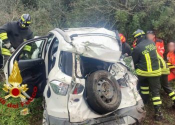 Paulilatino, auto si ribalta sulla 131: un uomo e una donna in gravi condizioni