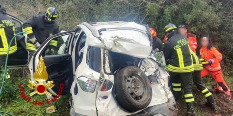 Paulilatino, auto si ribalta sulla 131: un uomo e una donna in gravi condizioni