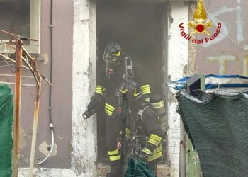 Sassari, in fiamme materassi e altro materiale in ex scuola materna