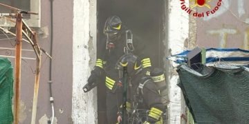 Sassari, in fiamme materassi e altro materiale in ex scuola materna
