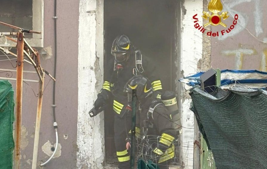 Sassari, in fiamme materassi e altro materiale in ex scuola materna