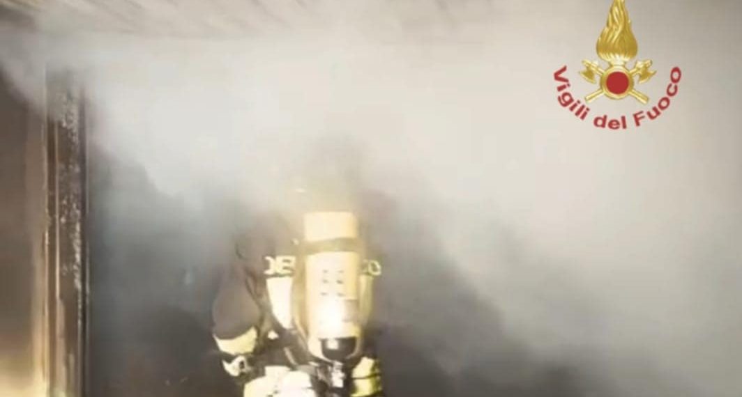 Paura a Carbonia, in fiamme garage: intervento difficile dei Vigili del Fuoco