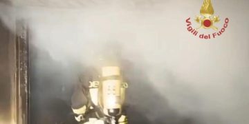 Paura a Carbonia, in fiamme garage: intervento difficile dei Vigili del Fuoco