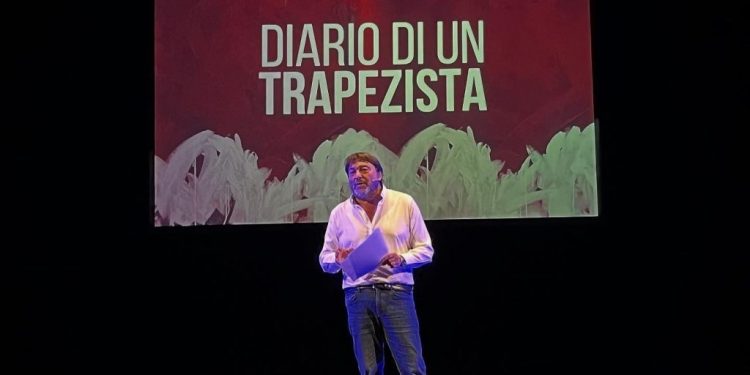 Ovazione per Sigfrido Ranucci che ha presentato a Cagliari il suo “Diario di un trapezista”