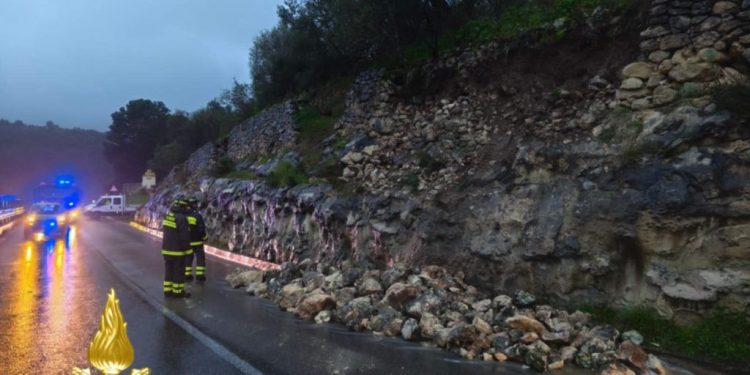 Maltempo sul Sassarese, crolla muro di sostegno sulla Statale 200