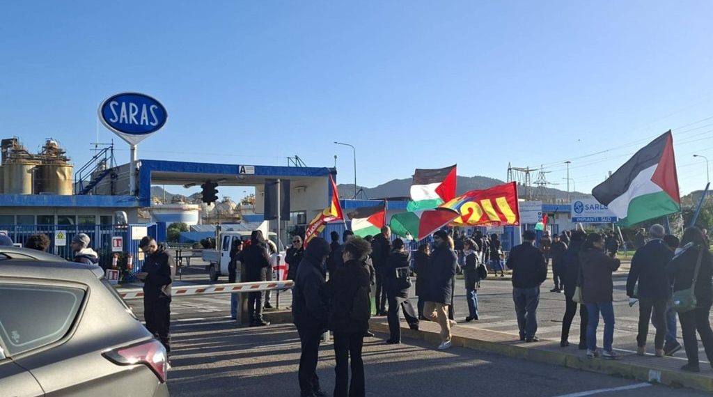 Petroliera per l’entità israeliana passa da Sarroch, sit-in di protesta alla Saras