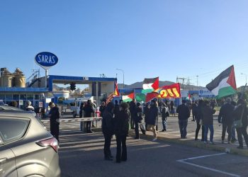 Petroliera per l’entità israeliana passa da Sarroch, sit-in di protesta alla Saras